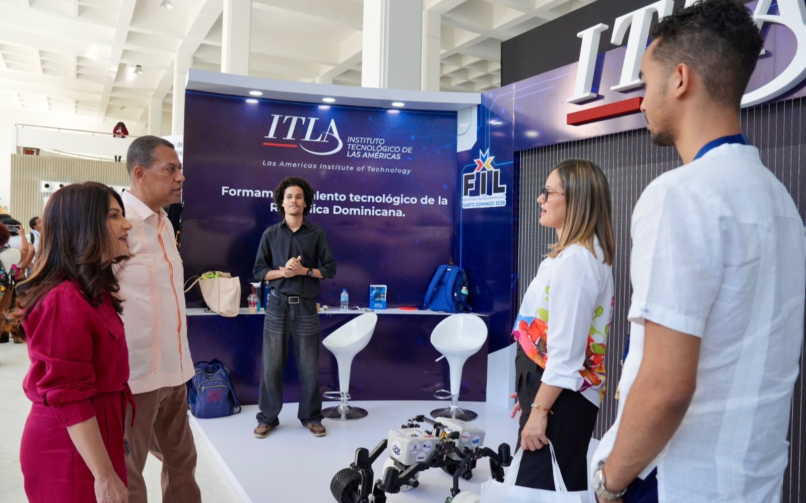 Presidente del Indotel recorre varios estands e invita a la ciudadanía a visitar la Feria del Libro 2026.