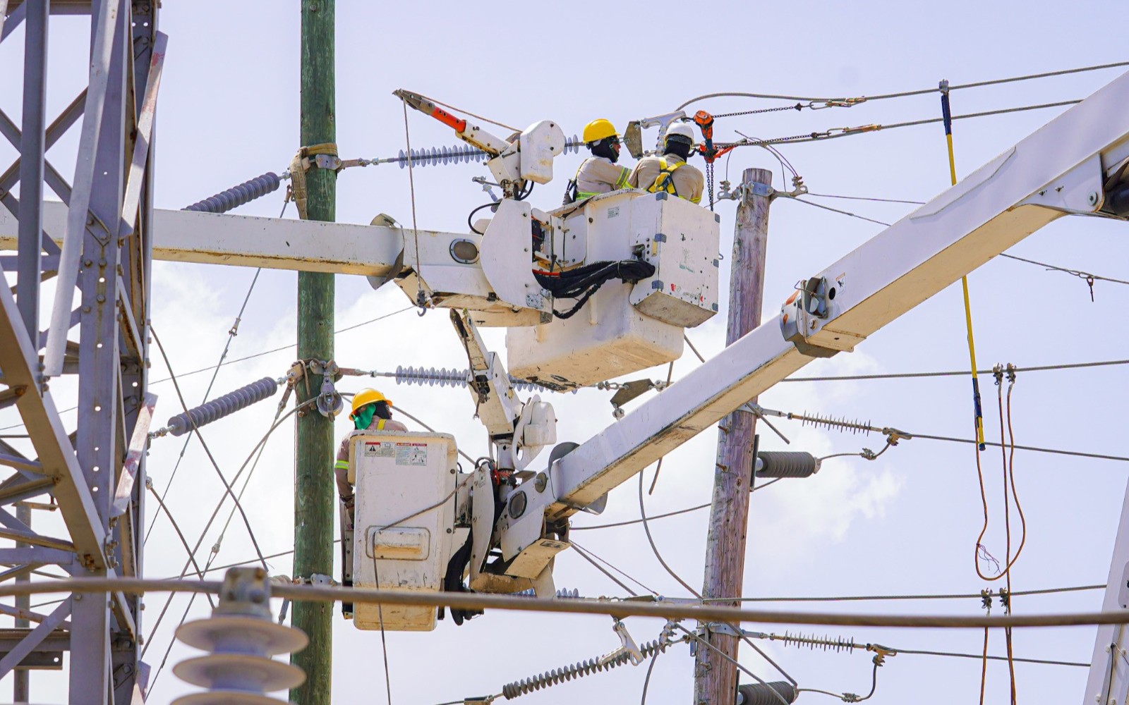 ETED avanza en la optimización de líneas de 69 kV mediante trabajos de renovación y mantenimiento
