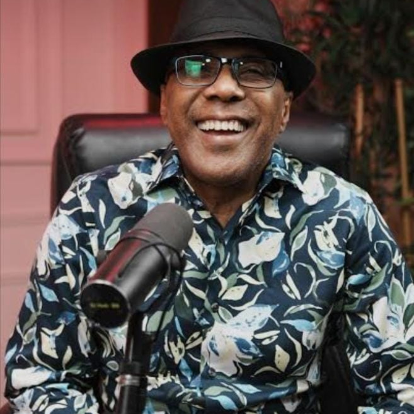 Ramon Orlando Valoy es un destacado cantautor y músico dominicano, reconocido como pionero en la internacionalización del merengue. Nacido en el seno de una familia de músicos prom