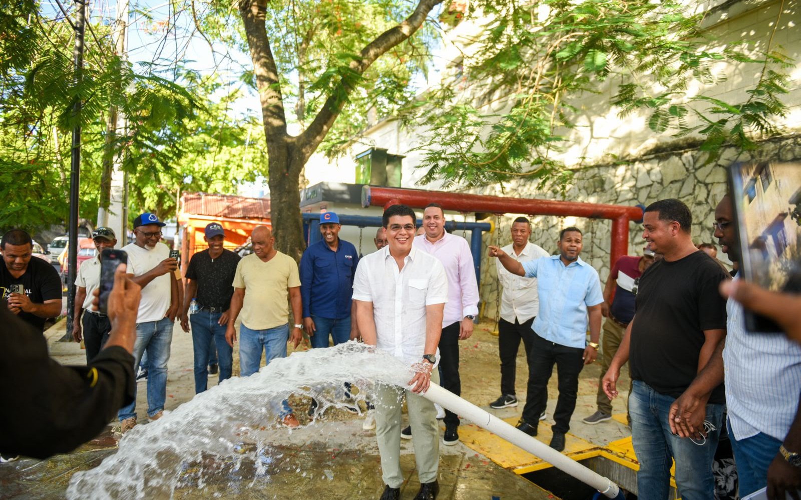 Fellito Suberví resuelve problema de agua de dos décadas en La Puya y La Yagüita.