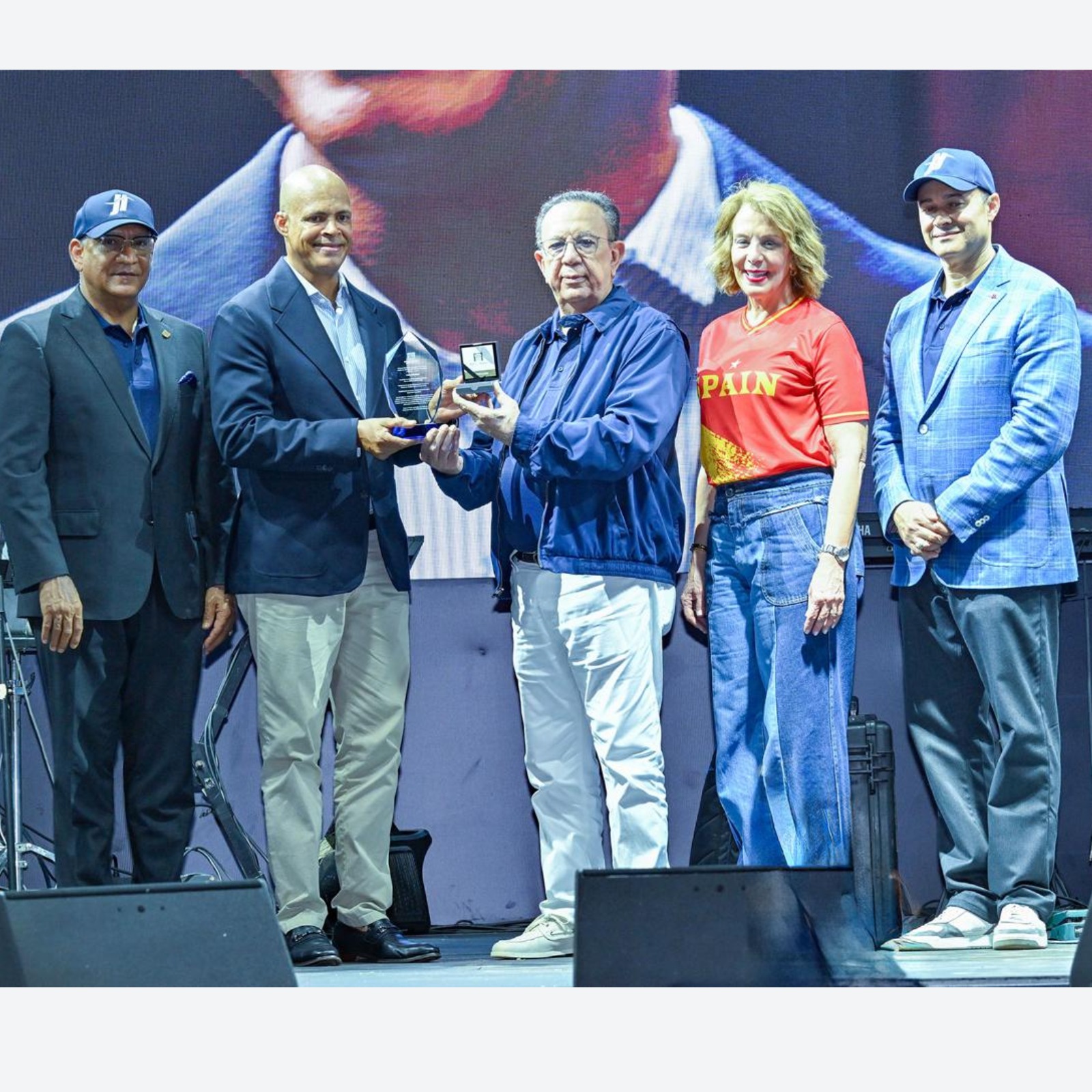 BCRD dedica sus #JI2026 al bicampeón olímpico Félix Sánchez  Durante el acto de inauguración, Valdez Albizu destacó la participación de más de dos mil atletas que competirán en 18