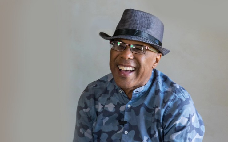 Ramon Orlando Valoy es un destacado cantautor y músico dominicano, reconocido como pionero en la internacionalización del merengue. Nacido en el seno de una familia de músicos prom