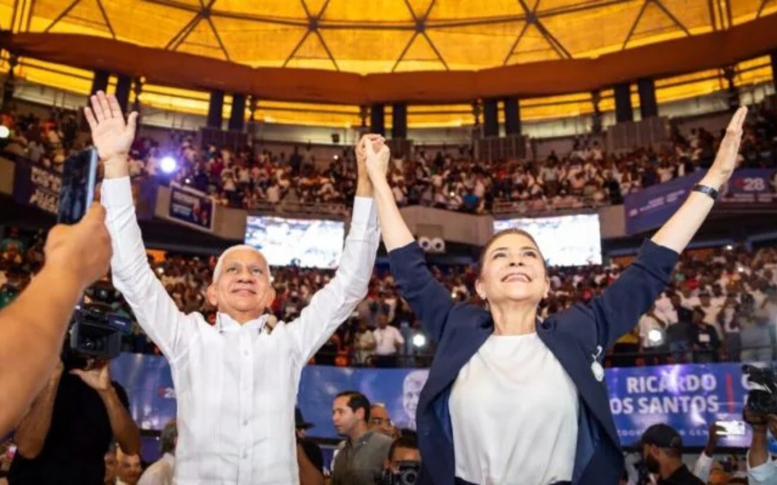 Carolina Mejía y Ricardo de los Santos llegan al Coliseo Teo Cruz De los Santos tendrá a su cargo la coordinación de las actividades proselitistas de Mejía a nivel nacional.