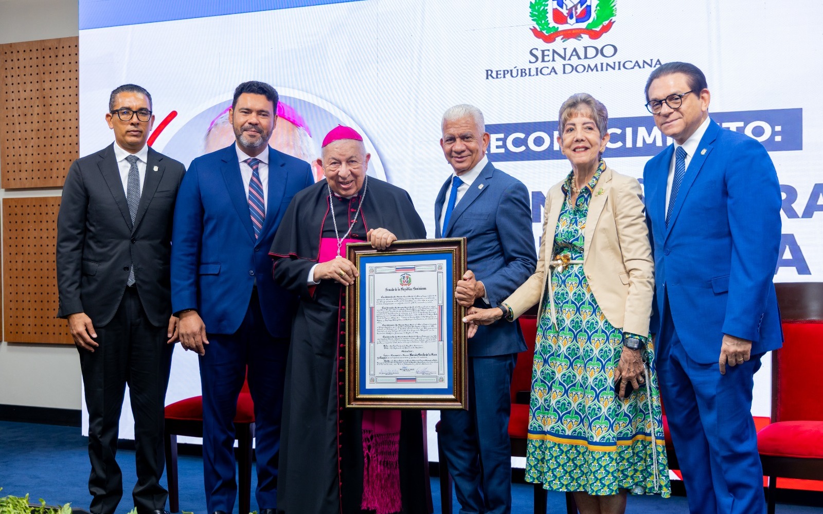 Senado de la República reconoce trayectoria pastoral de monseñor Ramón Benito de la Rosa y Carpio