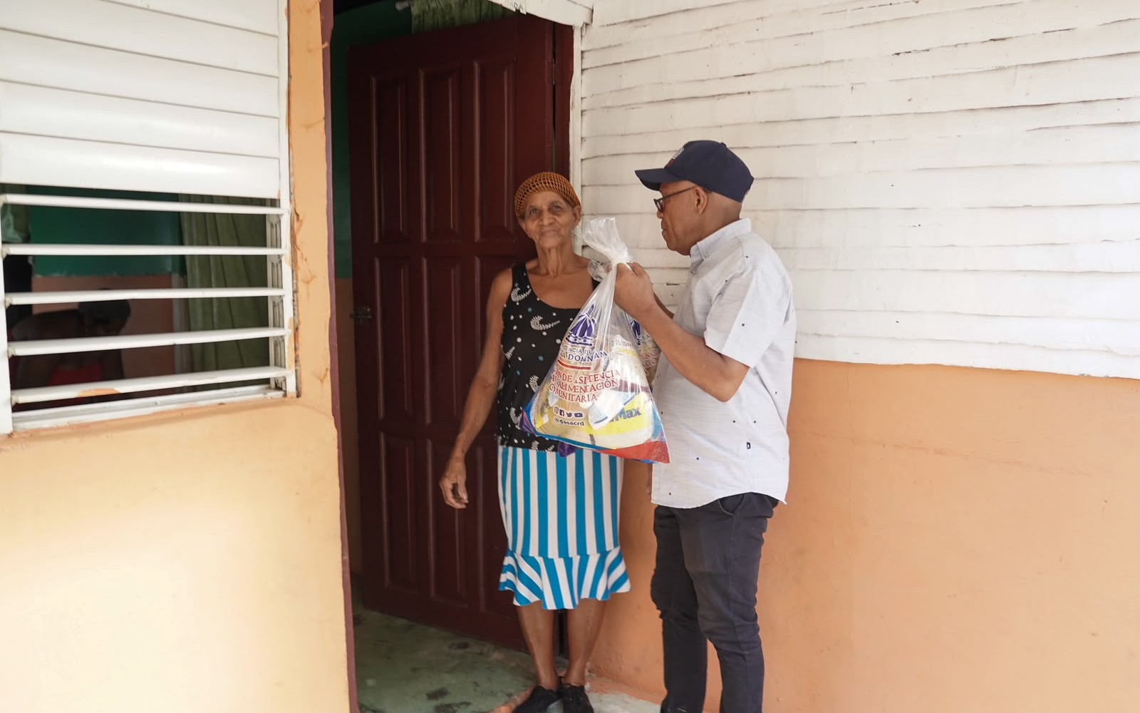 DASAC garantiza alimentación e inicia reparación de techos a familias afectadas por ventarrón en San Juan de la Maguana.