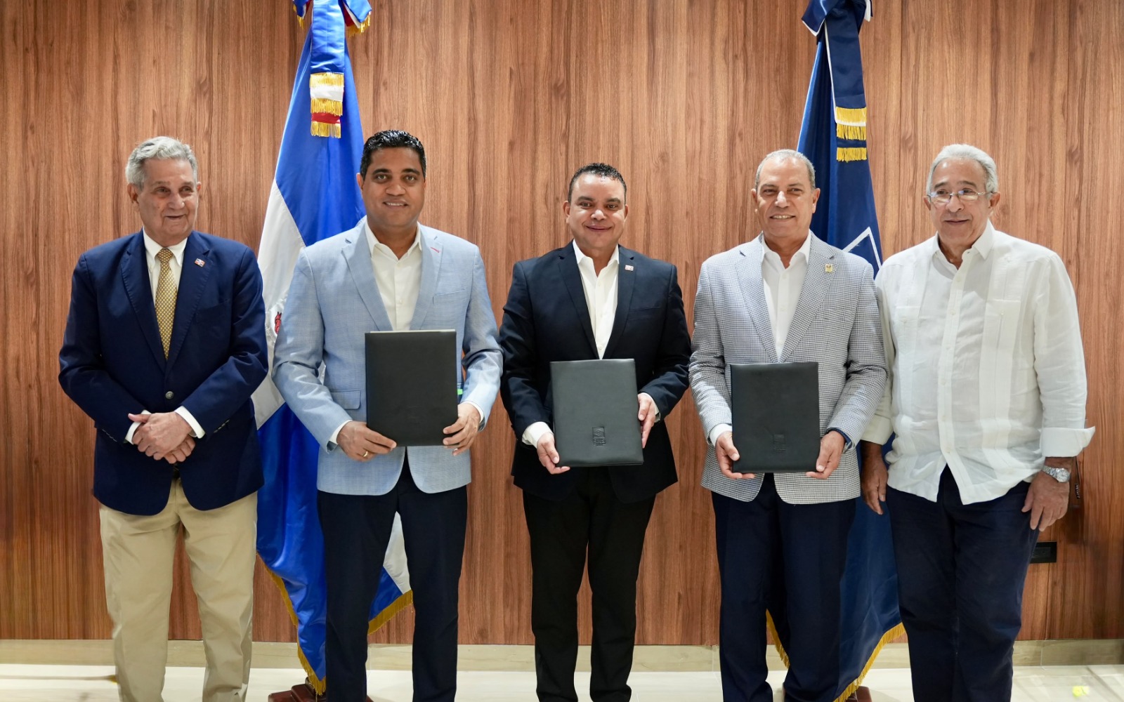 SNS, Deportes y Comité Olímpico acuerdan fortalecer atención de salud de los atletas.