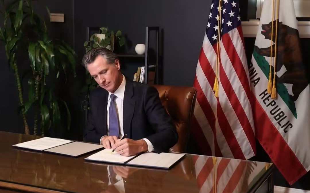 El gobernador de California Gavin Newsom acaba de firmar 21 leyes nuevas que protegen a los inmigrantes y le ponen los frenos a ICE