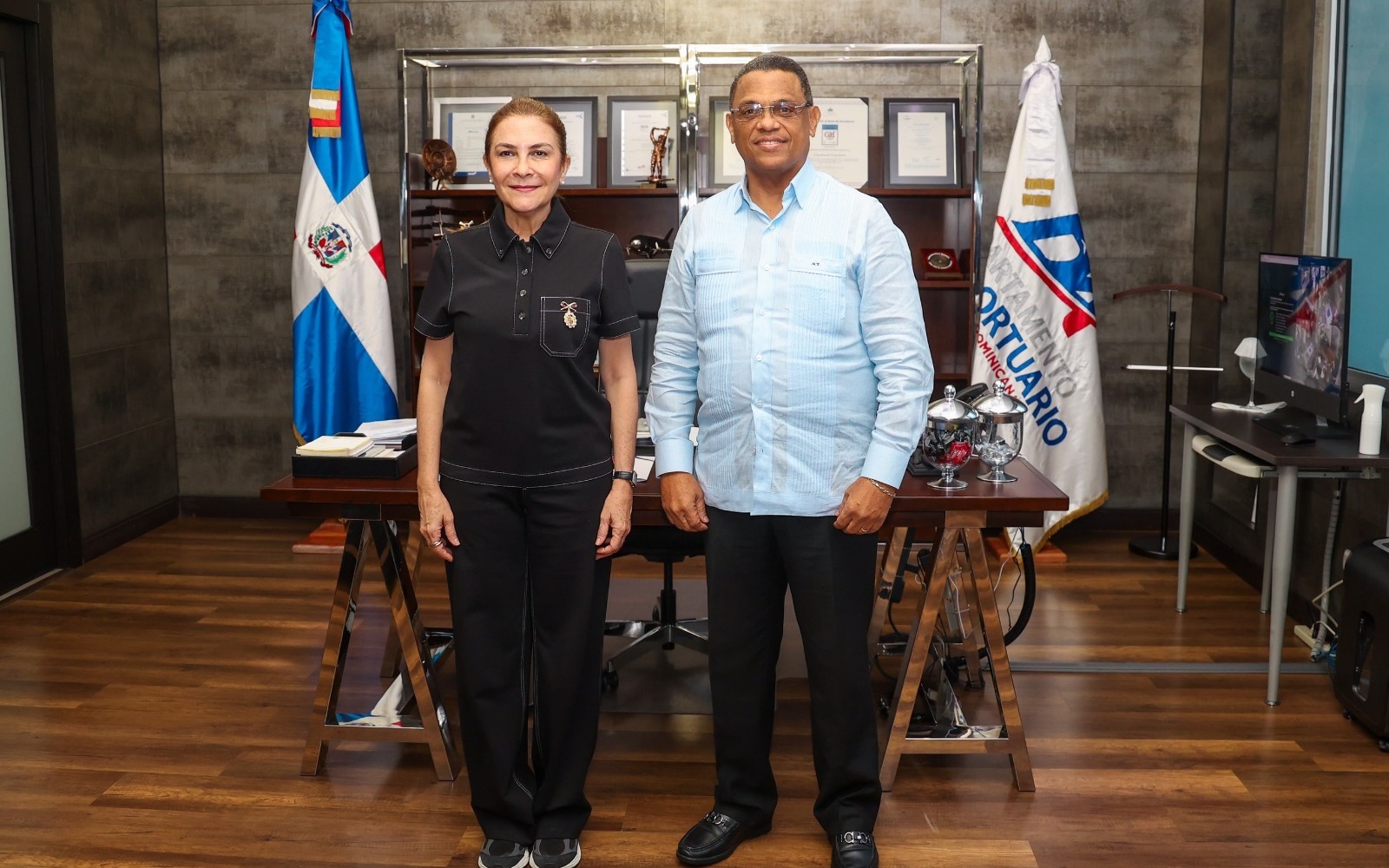 Mérido Torres recibe a Carolina Mejía en el Departamento Aeroportuario para abordar temas de interés común