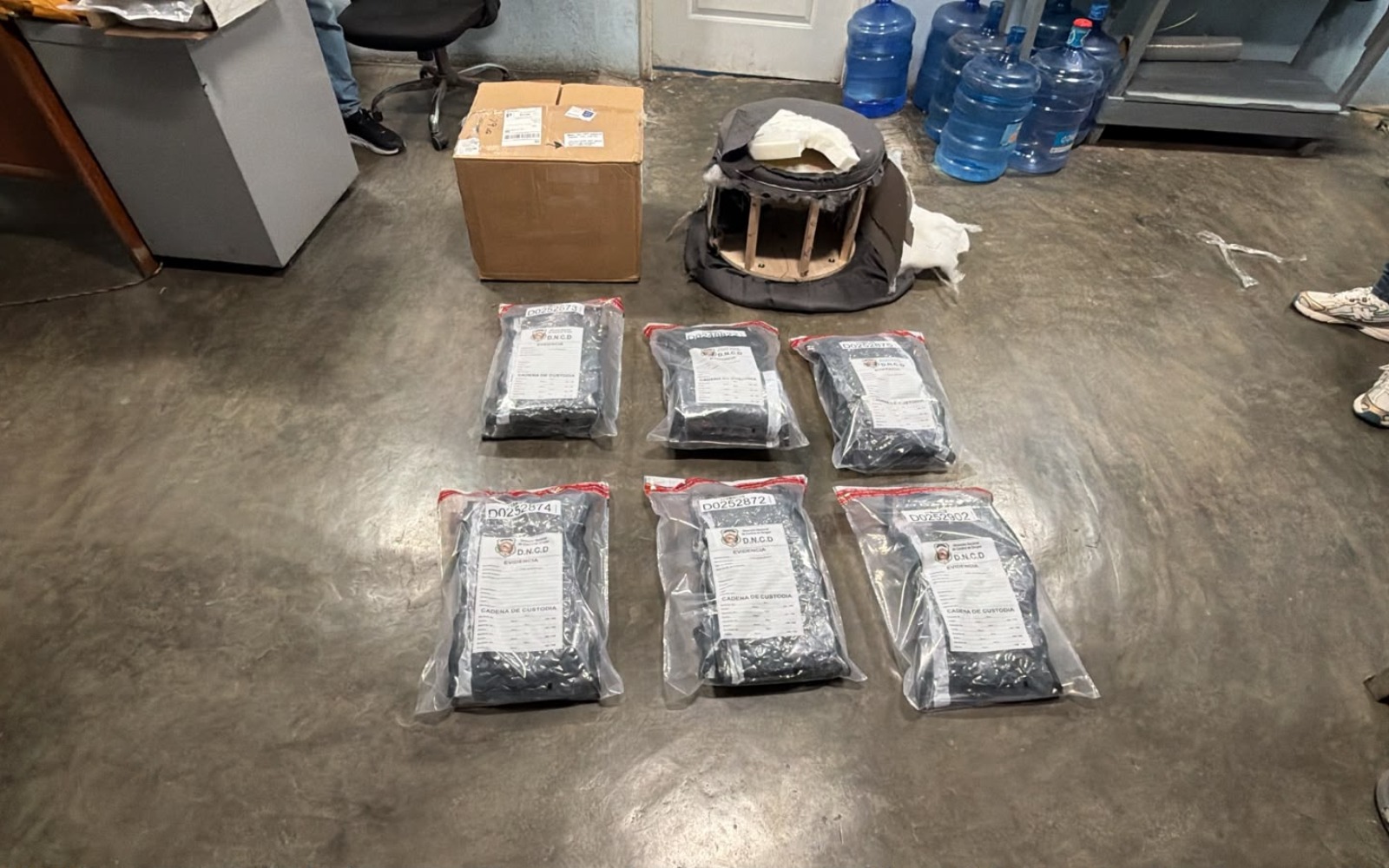 OCUPAN 11 PAQUETES DE PRESUMIBLE MARIHUANA OCULTOS EN UN MUEBLE EN EL AILA.