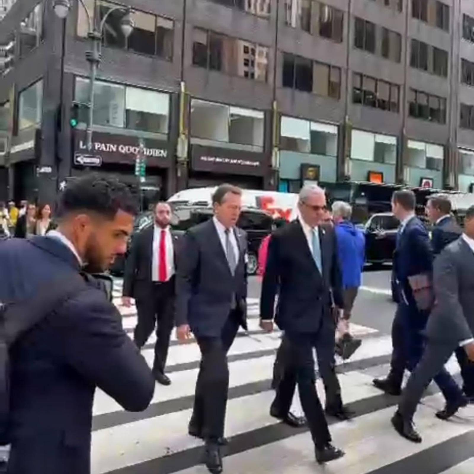 Abinader recorre a pie calles de Nueva York durante su trayecto hacia la Asamblea General de la ONU.