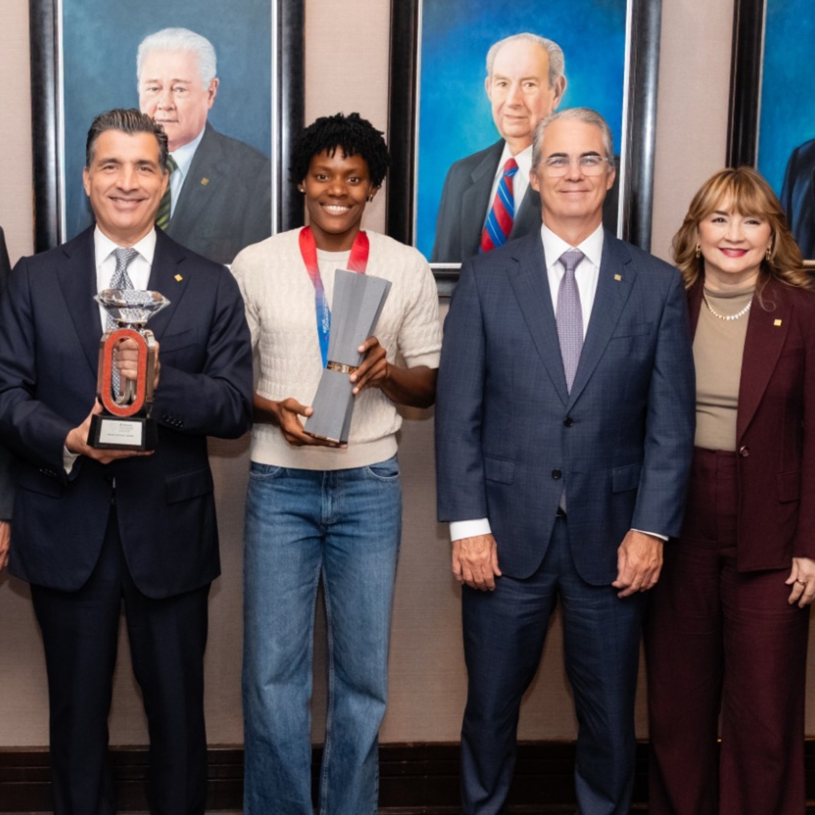 Banco Popular reconoce a Marileidy Paulino tras una histórica temporada en el atletismo mundial.     La organización financiera destacó su extraordinario desempeño y agradeció su d