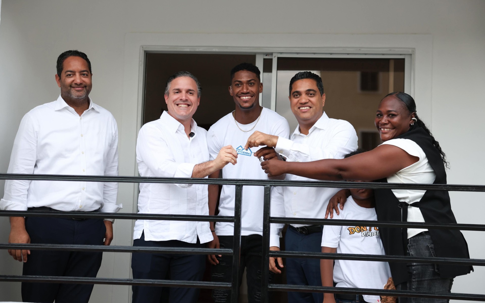 Hoy vivimos un momento de profunda alegría y satisfacción al acompañar la entrega de un nuevo hogar a nuestro campeón mundial Christopher Melenciano y su madre.