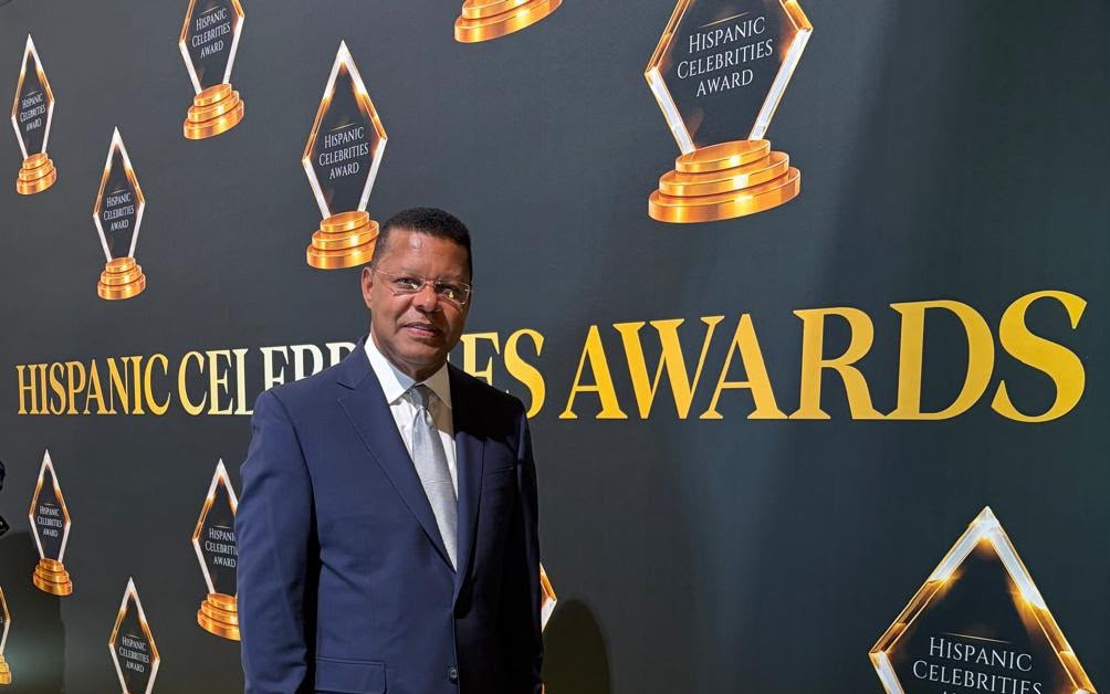 Dany Alcántara recibe en Miami el  premio nuevo líder de los medios de comunicación de República Dominicana