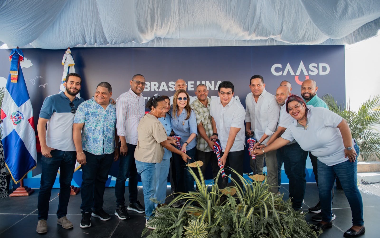 Fellito Suberví deja iniciado el saneamiento de cañada Santa Clara y red de alcantarillado sanitario, en Capotillo
