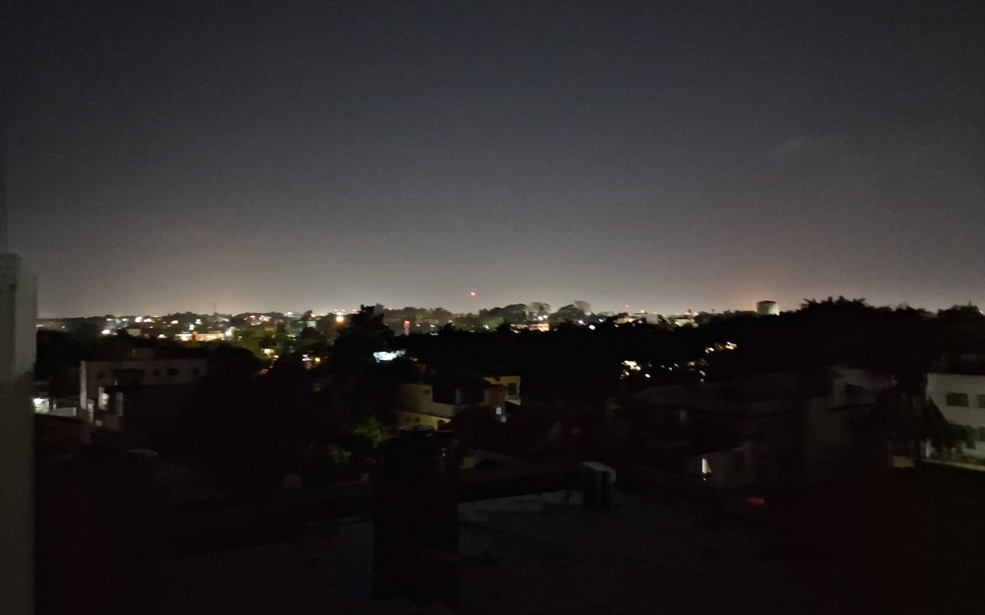 ¡Un infierno! Apagón terrible tiene con el grito al cielo a moradores de Urbanización Vista Bella en Villa Mella