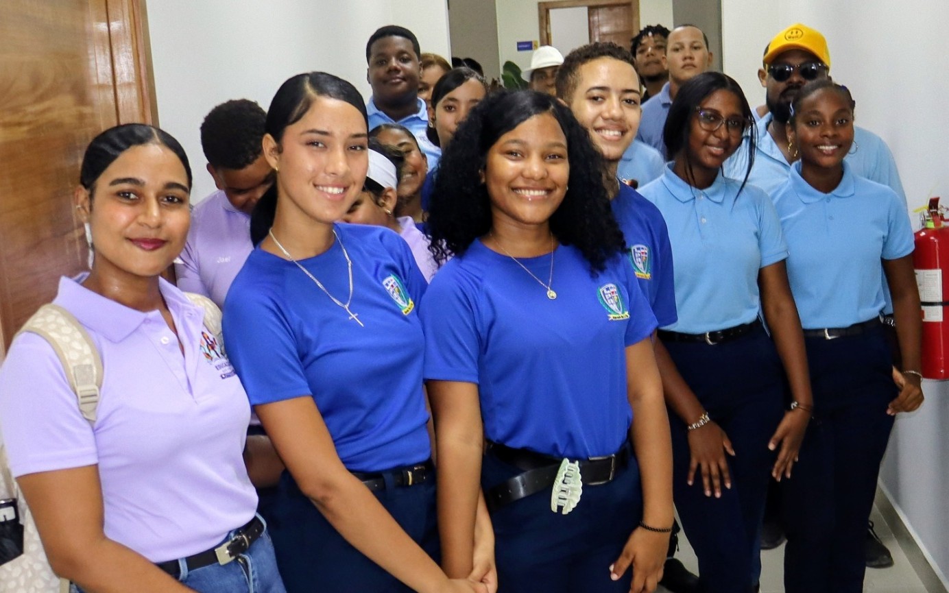 Estudiantes de Pedernales conocen oferta formativa de la Escuela Guarocuya del INFOTEP en Barahona