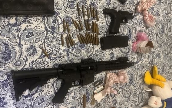 Policía ocupa arma de guerra, pistola, más de 140 municiones y US$34,200 durante allanamiento en residencial en Juan Dolio.