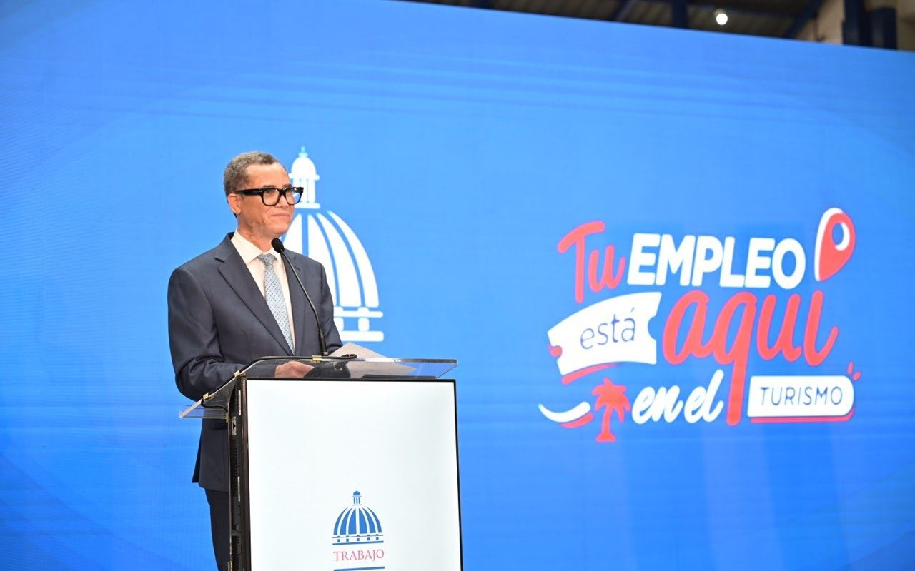 Miles de personas acuden a la jornada de empleos turísticos del Ministerio de Trabajo en La Romana