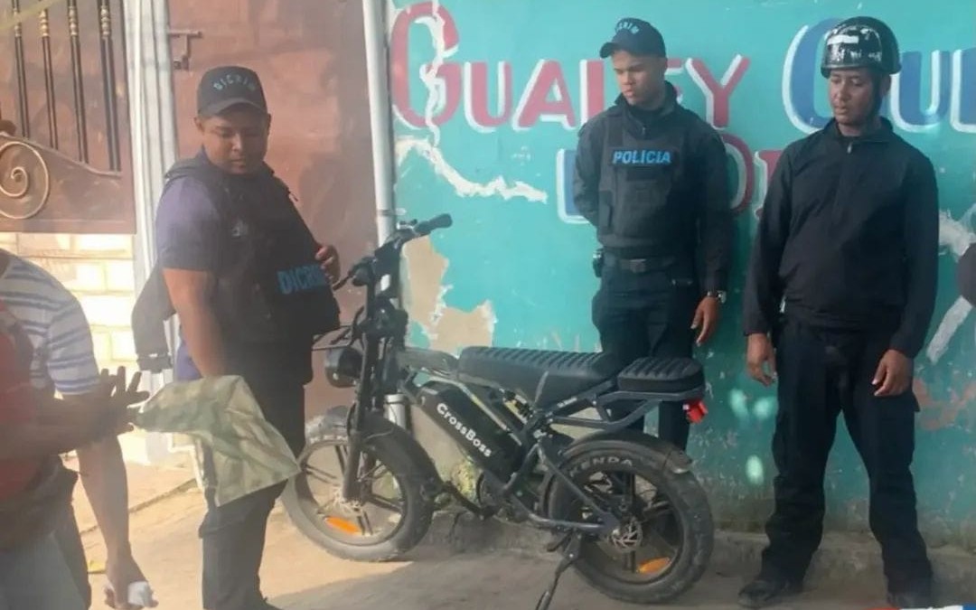 Recuperan bicicleta semieléctrica valorada en DOP 49,000 que había sido robada mediante estafa con cheque falso.