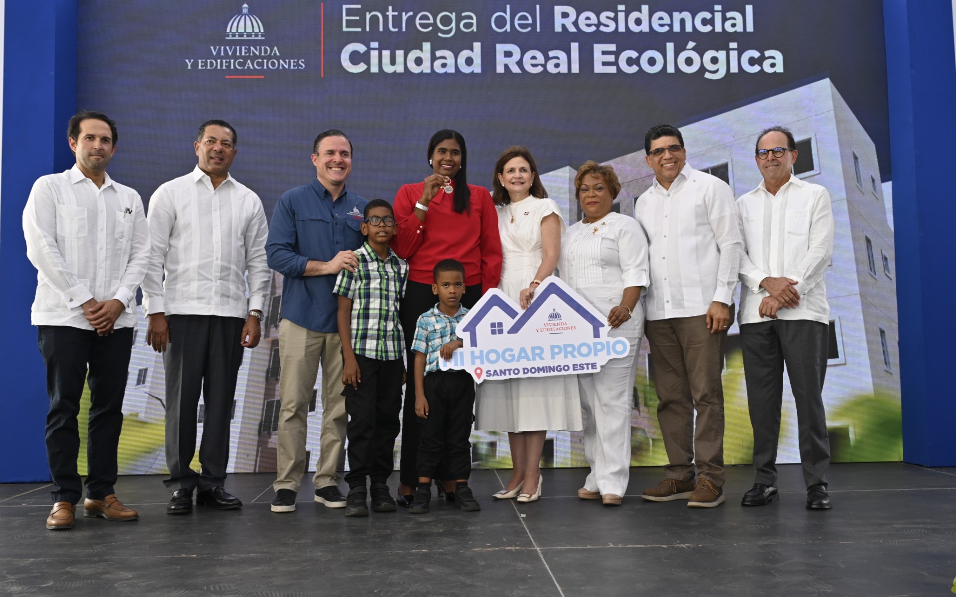 Doris Terrero junto a sus hijos reciben las llaves de su apartamento en el Residencial Ciudad Real Ecológica,