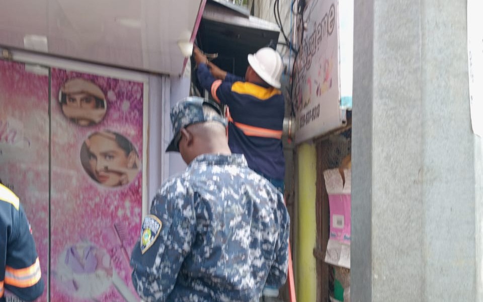 EDEEste informa detención de dos técnicos por conexión eléctrica no autorizada en San Pedro de Macorís